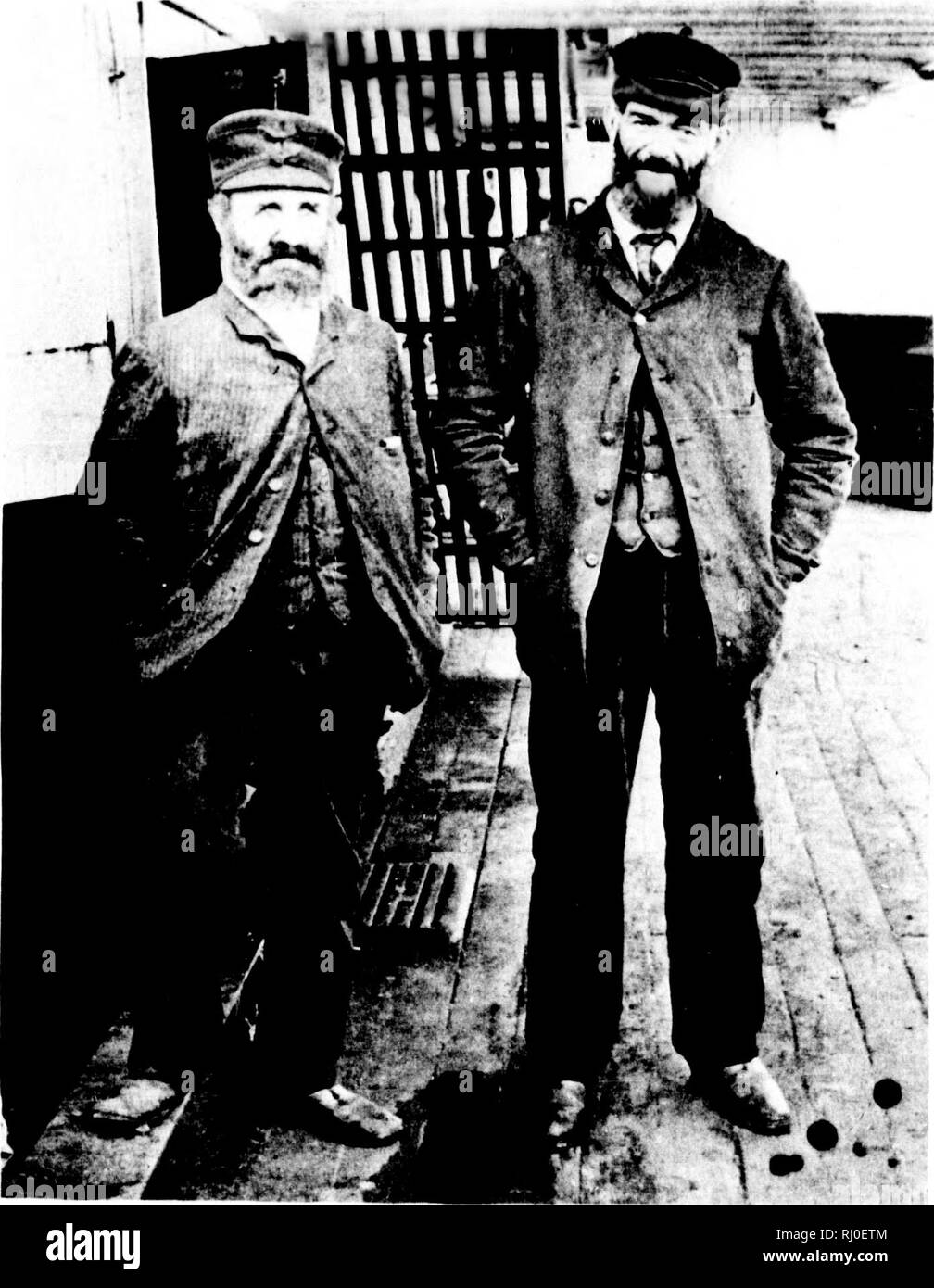 . Die letzte Kreuzfahrt der Miranda [microform]: eine Aufzeichnung der Arctic Adventure. Miranda (Schiff); Miranda (Navire); Naturgeschichte; Inuit; Sciences Naturelles; Inuit. Schräge I' r aiitiful witliin icli Krieg - liegen Stadt modern lortsnien t Krank tlie dann, als, Brachvögel, ich eines Tages le Nord al Woods, krank. Die) Rot, und e. ) F Scotch lidustries. Und der r das Meer. Über Indianer, tr Utensilien lare ziemlich [1 im Little k'ams. Und unsere Art zu leben, bis zu dem die Straße wurde von n Farrell; er morn-U Küste. MATE MANUEL UND PILOT DUMPHY.. Bitte beachten Sie, dass diese Bilder aus gescannten Seite Bilder, die extrahiert werden Stockfoto