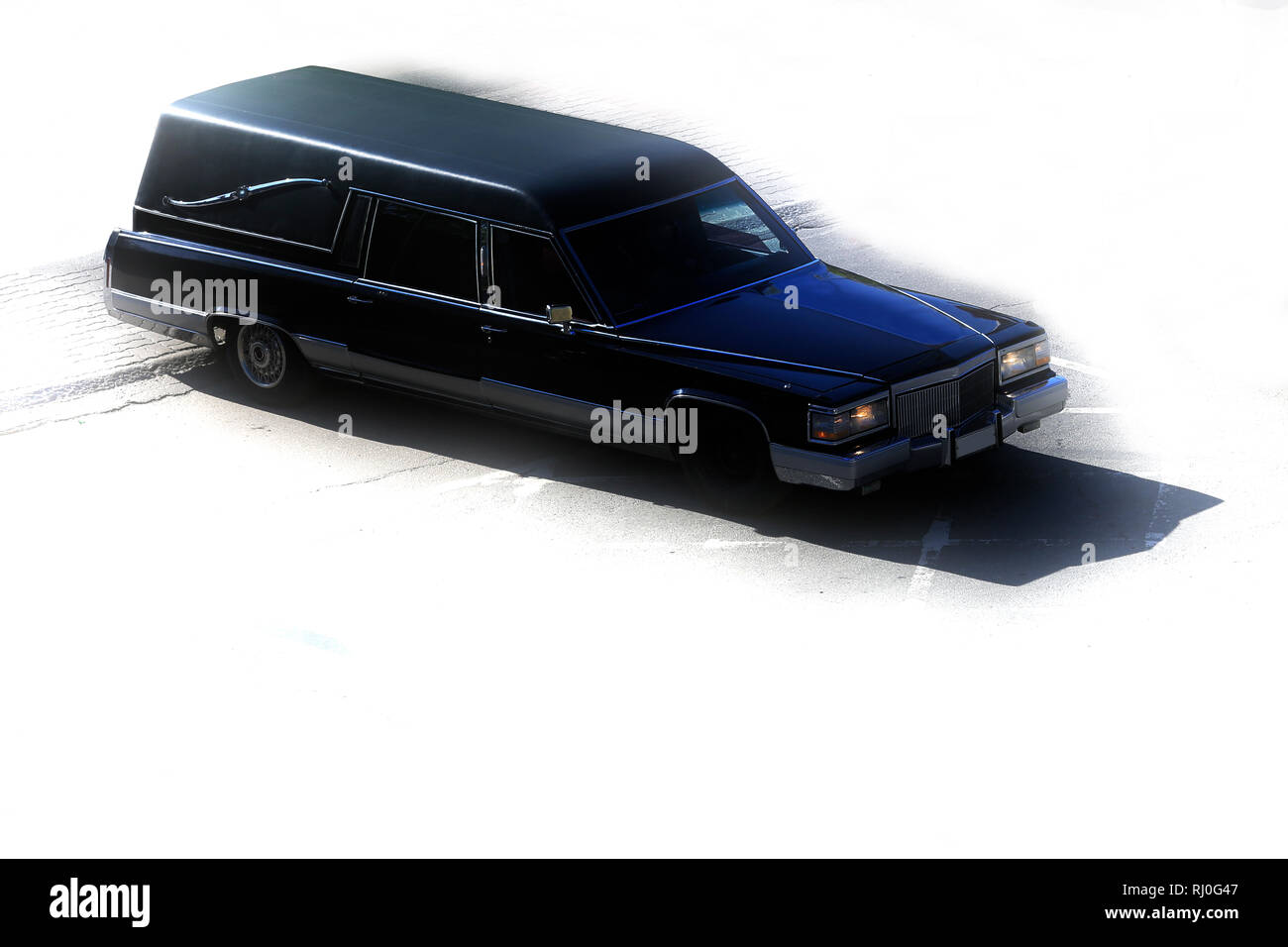 Classic schwarz Beerdigung Fahrzeug oder leichenwagen Auto, oben, mit Diesig, stilisierten weißen Hintergrund und keine Menschen. Kopieren Sie Platz. Stockfoto
