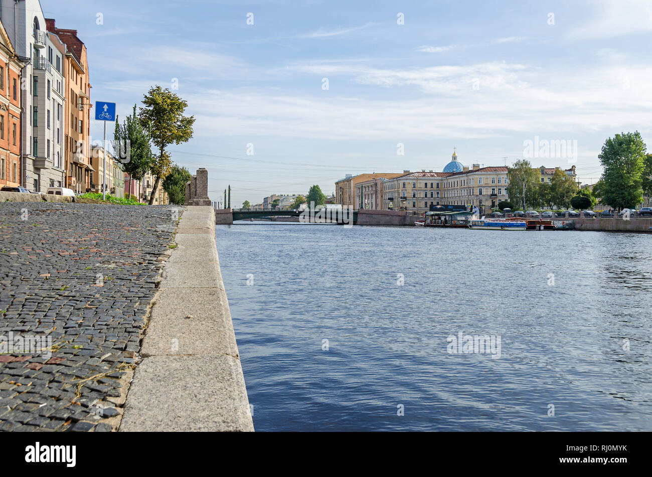 Sankt Petersburg, Russland - 9. September 2018: Fontanka, der Ägyptische Brücke und die Kuppel der Dreifaltigkeitskathedrale, manchmal genannt Stockfoto
