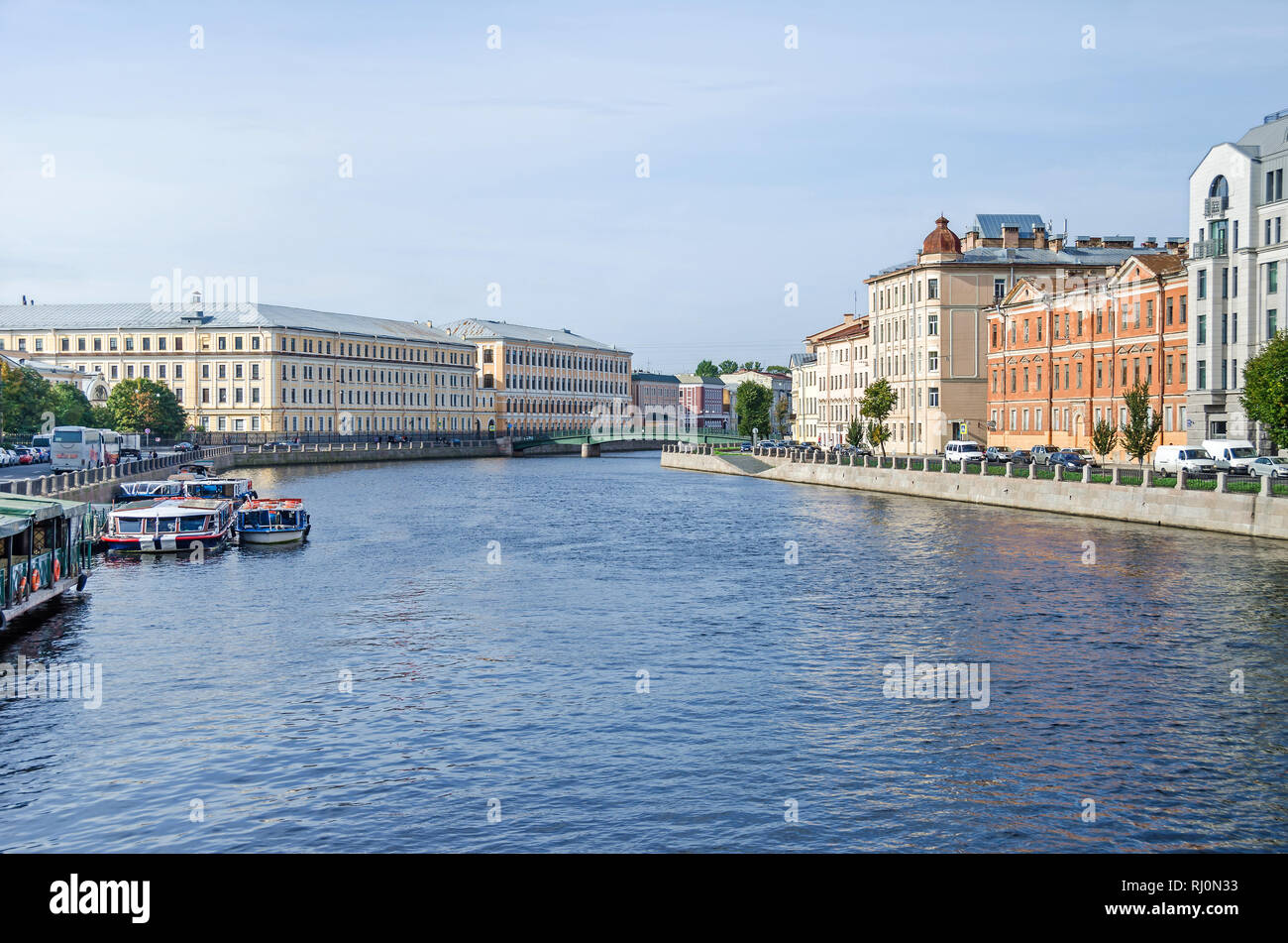 Sankt Petersburg, Russland - 9. September 2018: Fontanka, der Englischen Brücke Pokrowski und anonymen Inseln und touristische Bo Stockfoto