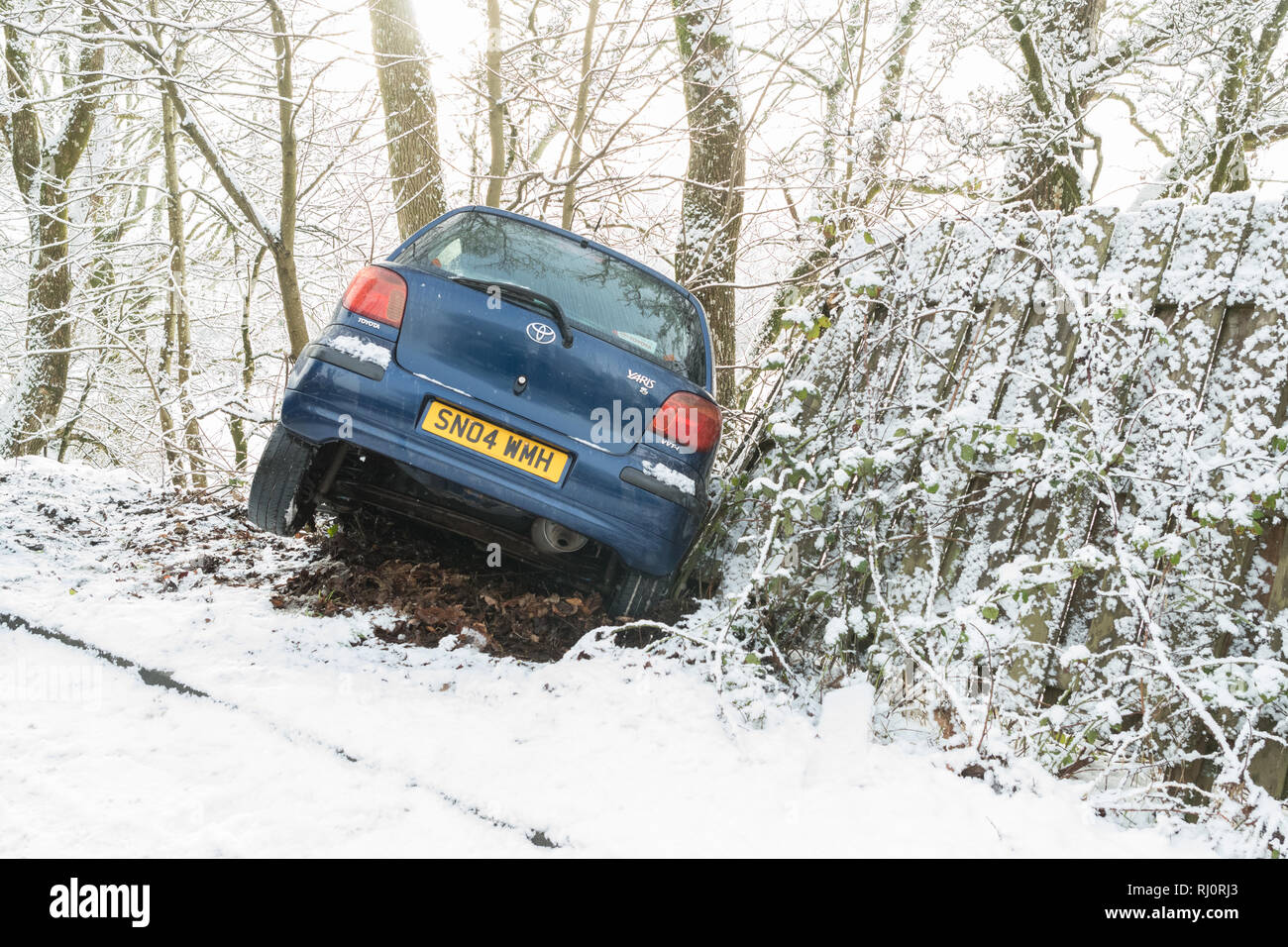 Auto Crash in den Schnee. Auto Dreher von der Straße im Schnee im Winter - Callander, Schottland, UK (Zustimmung durch unverletzt Fahrer des Autos gegeben) Stockfoto