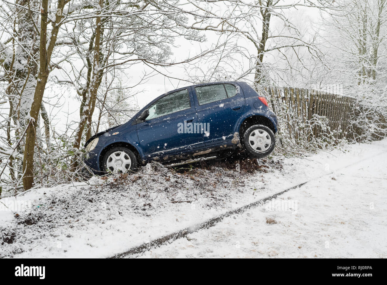 Auto Crash in den Schnee. Auto Dreher von der Straße im Schnee im Winter - Callander, Schottland, UK (Zustimmung durch unverletzt Fahrer des Autos gegeben) Stockfoto