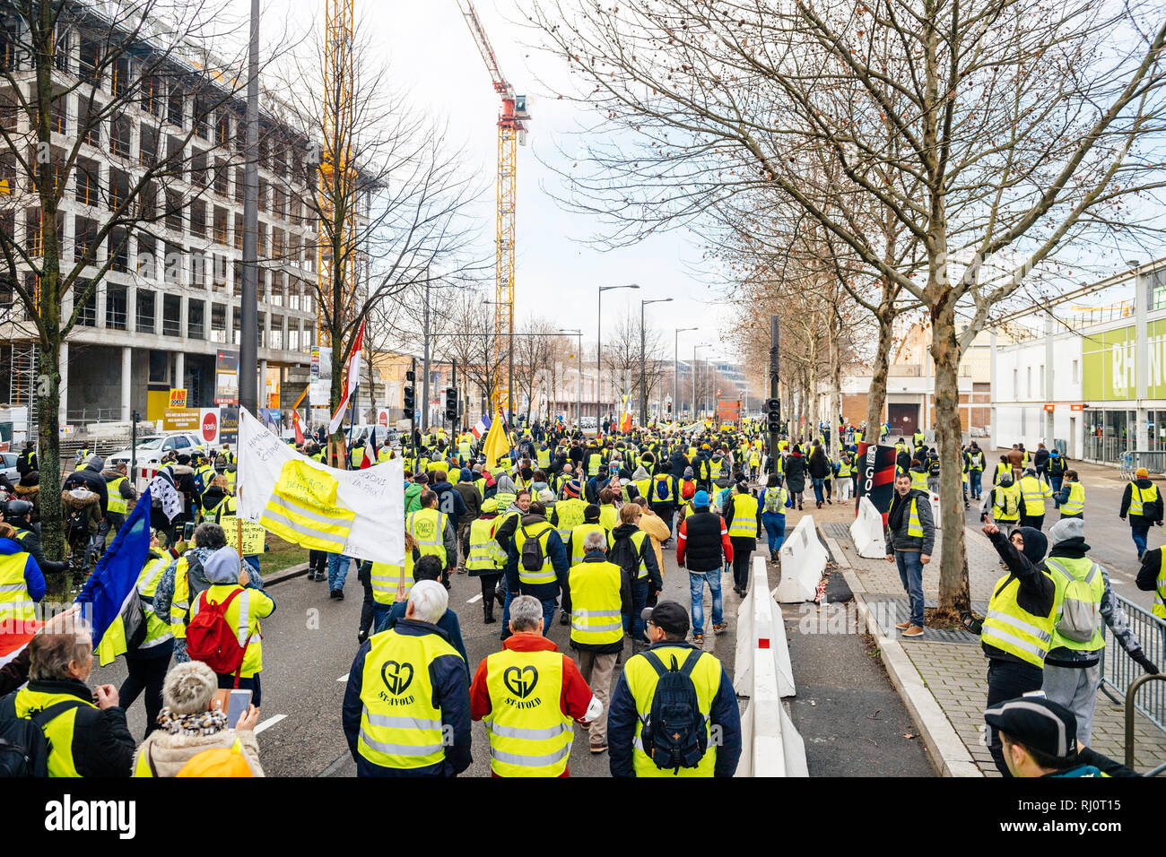 Straßburg, Frankreich - Feb 02, 2018: Ansicht der Gilets Jaunes gelbe Weste Manifestation auf der 12 Samstag der Demonstrationen gegen die Regierung marschieren auf dem Boulevard de Dresde Stockfoto