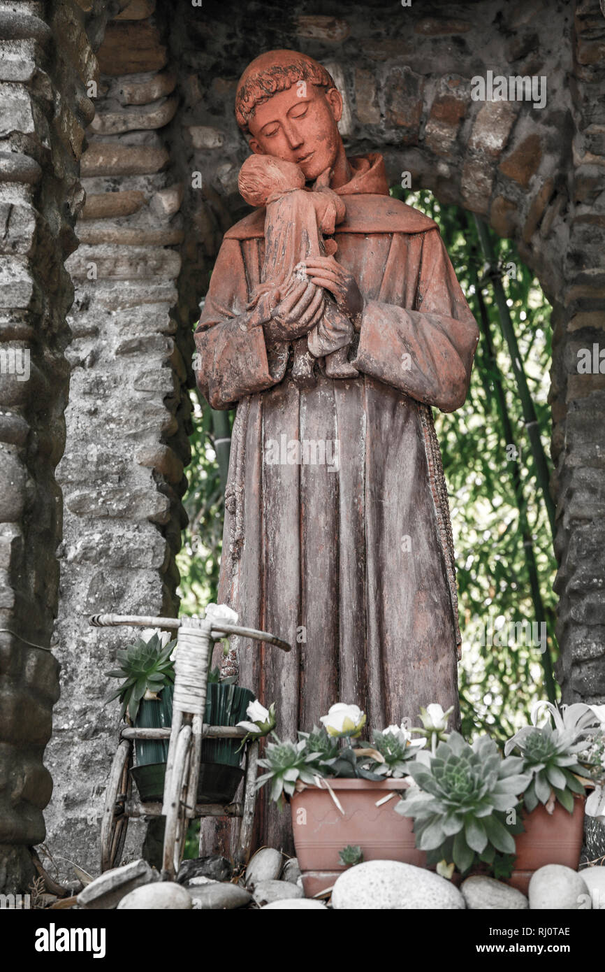 Italien Emilia Romagna Dovadola Einsiedelei von Monte Paolo - erste Einsiedelei, wo Er ging Sant'Antonio in Italien, Staute des Heiligen Antonio da Padova Stockfoto