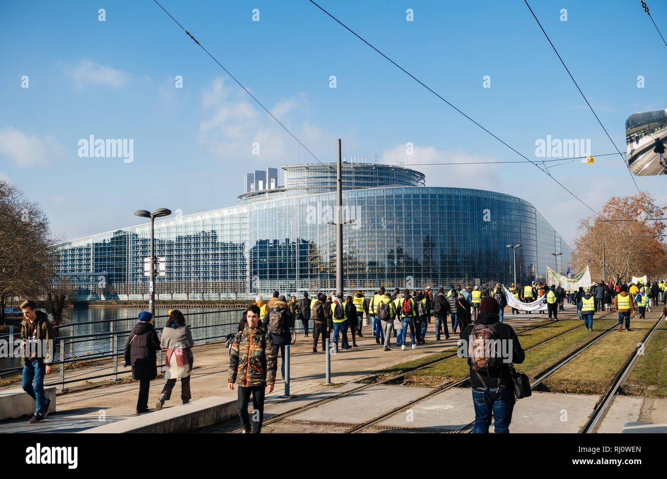 Straßburg, Frankreich - Feb 02, 2018: die Menschen, die auf dem Weg zum Europäischen Parlament während Protest der Gilets Jaunes gelbe Weste Manifestation gegen die Regierung gerichteten Demonstrationen Stockfoto