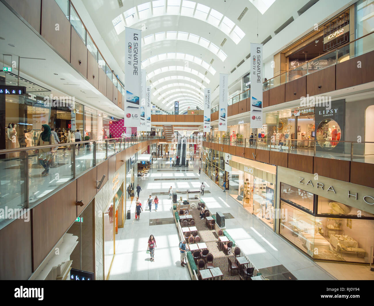 Dubai, VAE - 15. Mai 2018: die Dubai Mall ist eines der grössten Einkaufszentren der Welt. Stockfoto