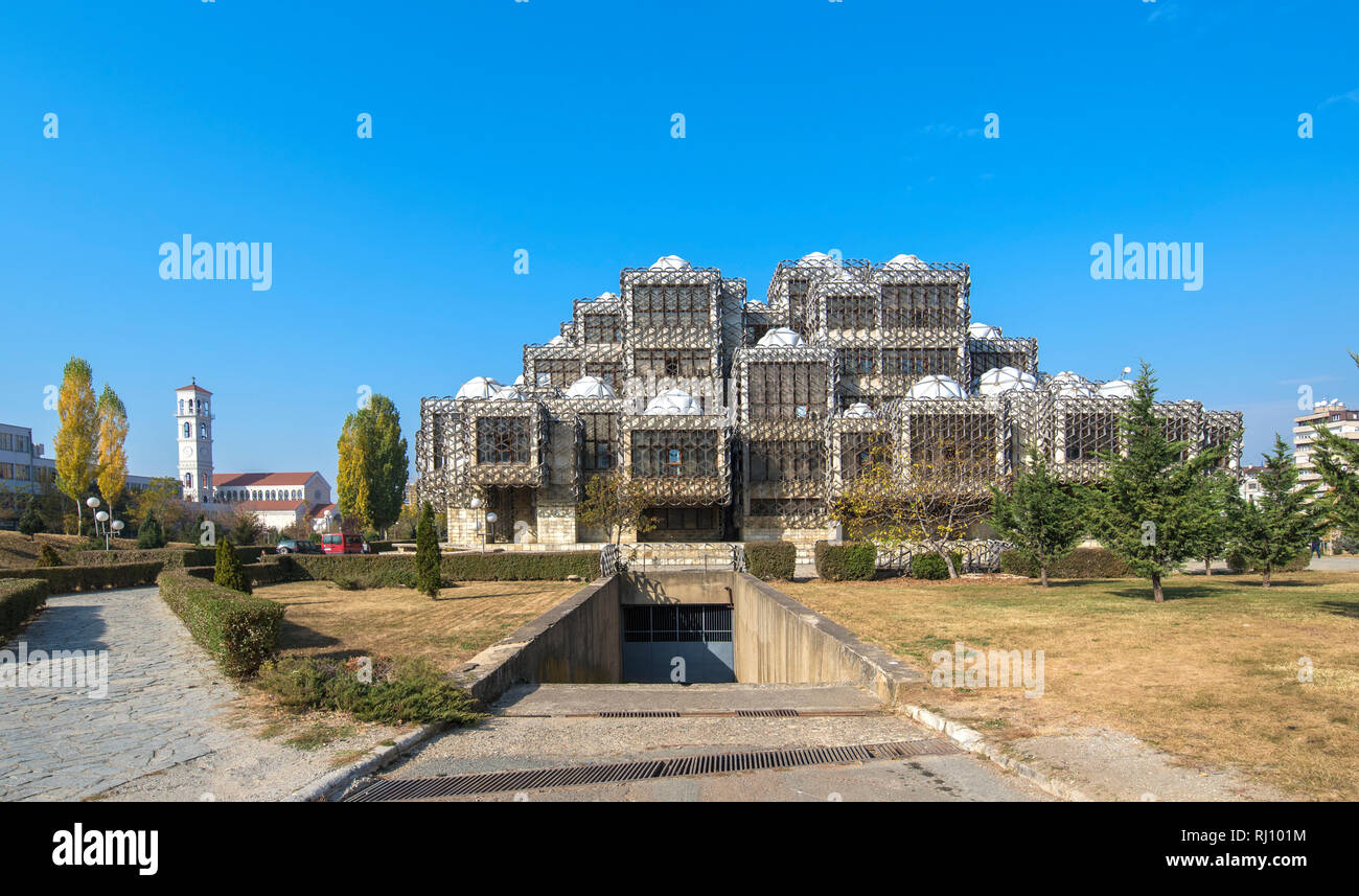 Nationale öffentliche Bibliothek - Nach einigen Diagrammen, die Bibliothek sieht aus wie ein Gefängnis. Top Sehenswürdigkeiten in Pristina, Kosovo Stockfoto