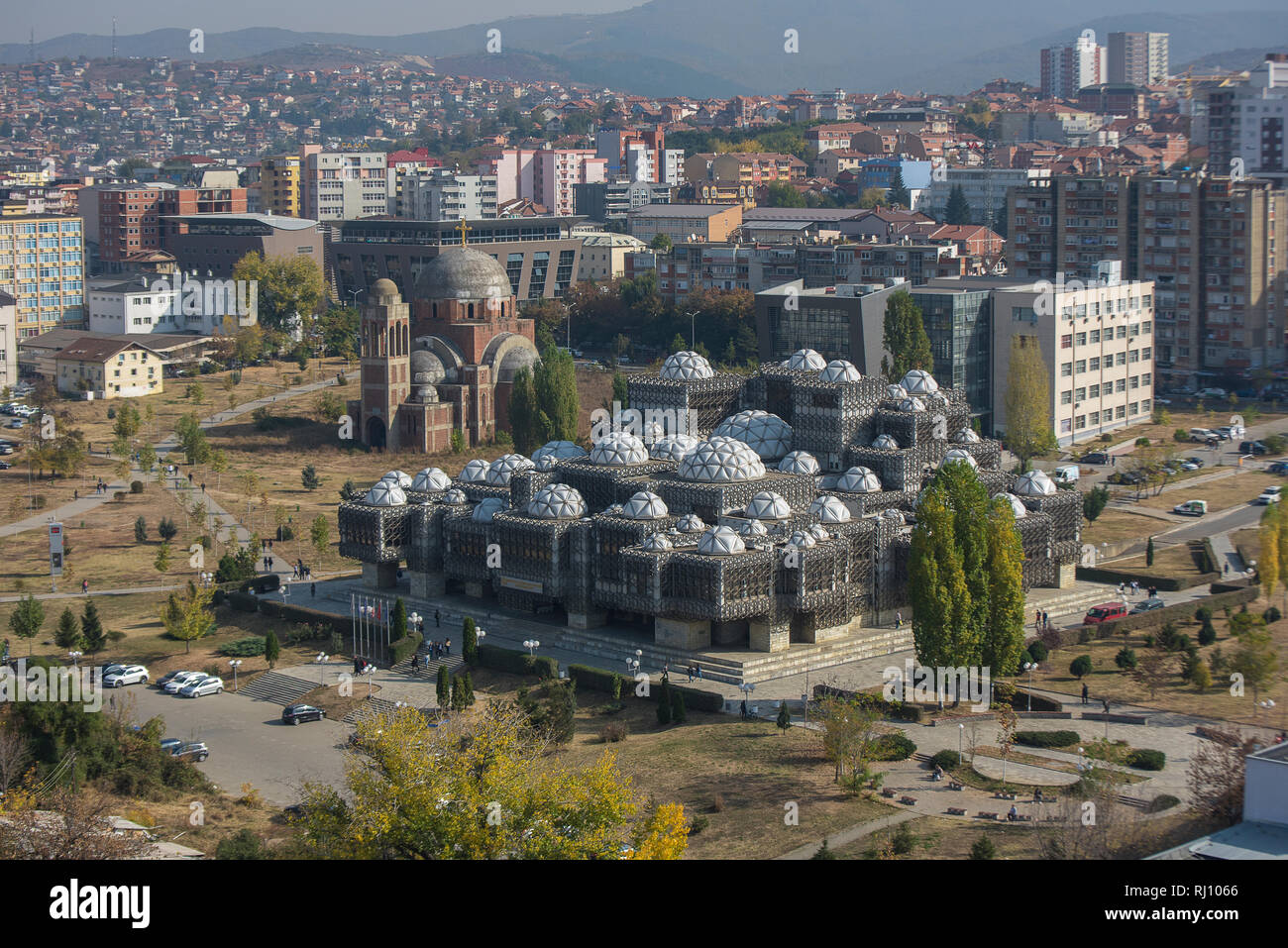 Luftaufnahme der Stadt Pristina, Kosovo mit einigen alten Gebäuden wie nationale öffentliche Bibliothek und die Christ-Erlöser-Kathedrale. Stockfoto