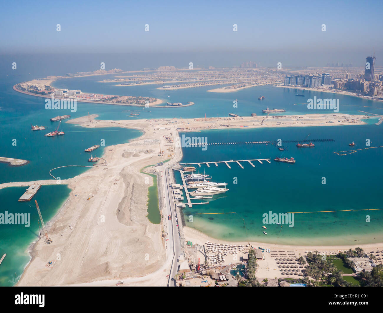 Blick von den Höhen auf der Palm Jumeirah in Dubai. Panorama der Küste von Dubai. Stockfoto