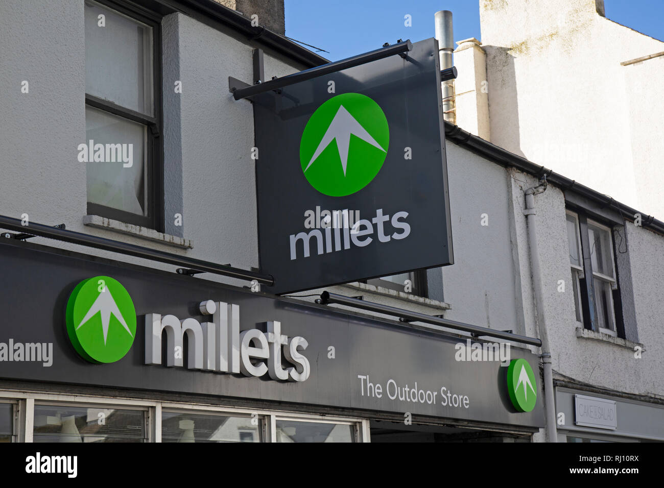 Signage oberhalb eines Millets Outdoor Equipment store in England. Stockfoto