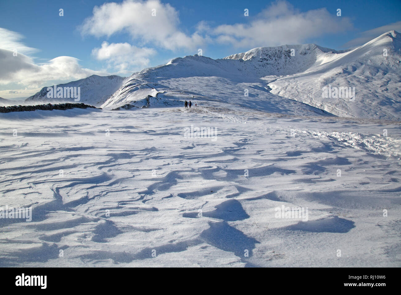 Blick in Richtung Helvellyn im Nationalpark Lake District in England, im Winter. Berge bedeckt mit Schnee und Eis. Stockfoto