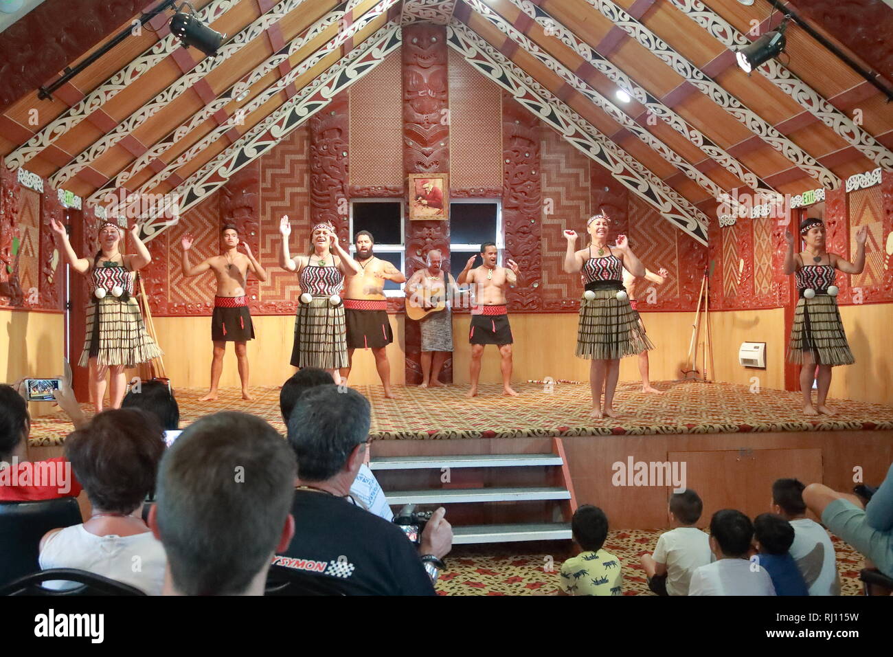 Maori führen ihre traditionellen Tänze der Besucher in Te Puia, Rotorua, Neuseeland zu unterhalten Stockfoto