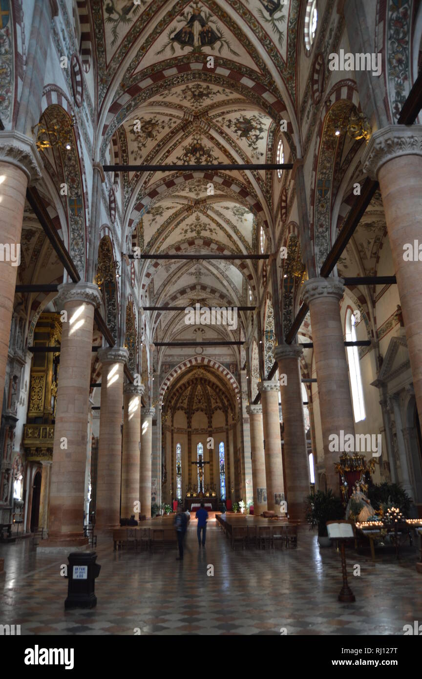 Hochaltar in der Basilika Santa Anastasia in Verona. Reisen, Urlaub, Architektur. März 30, 2015. Verona, Venetien, Italien. Stockfoto