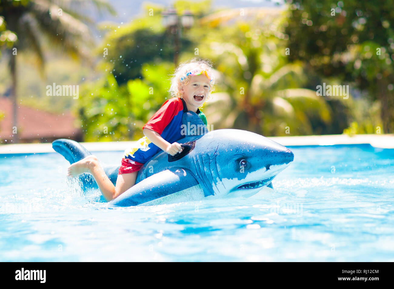 Kinder spielen im Pool. Kinder lernen schwimmen. Little Baby Baden Pool Spielen Gegen Lustige Delphin Baby Wasser Spaß