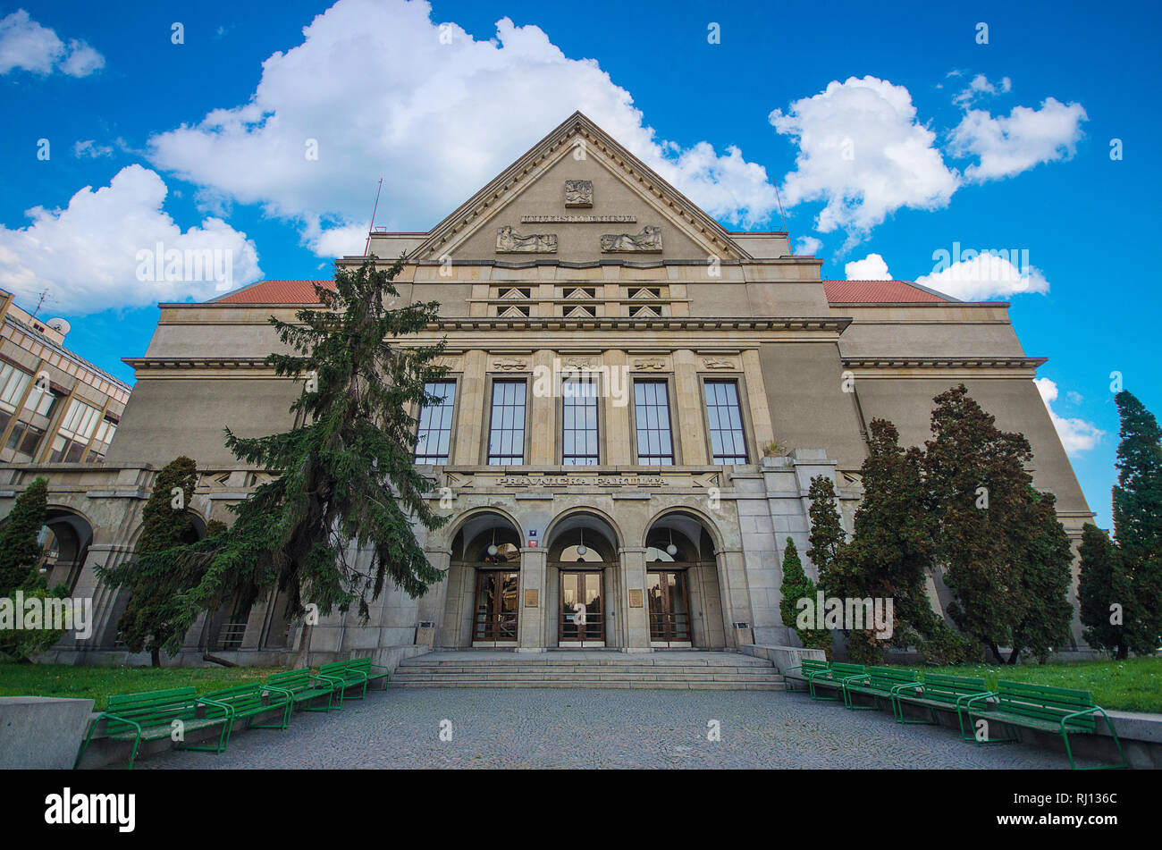 Prag, Tschechische Republik - Fassade der Juristischen Fakultät der Karlsuniversität. Dvorak Damm Stockfoto