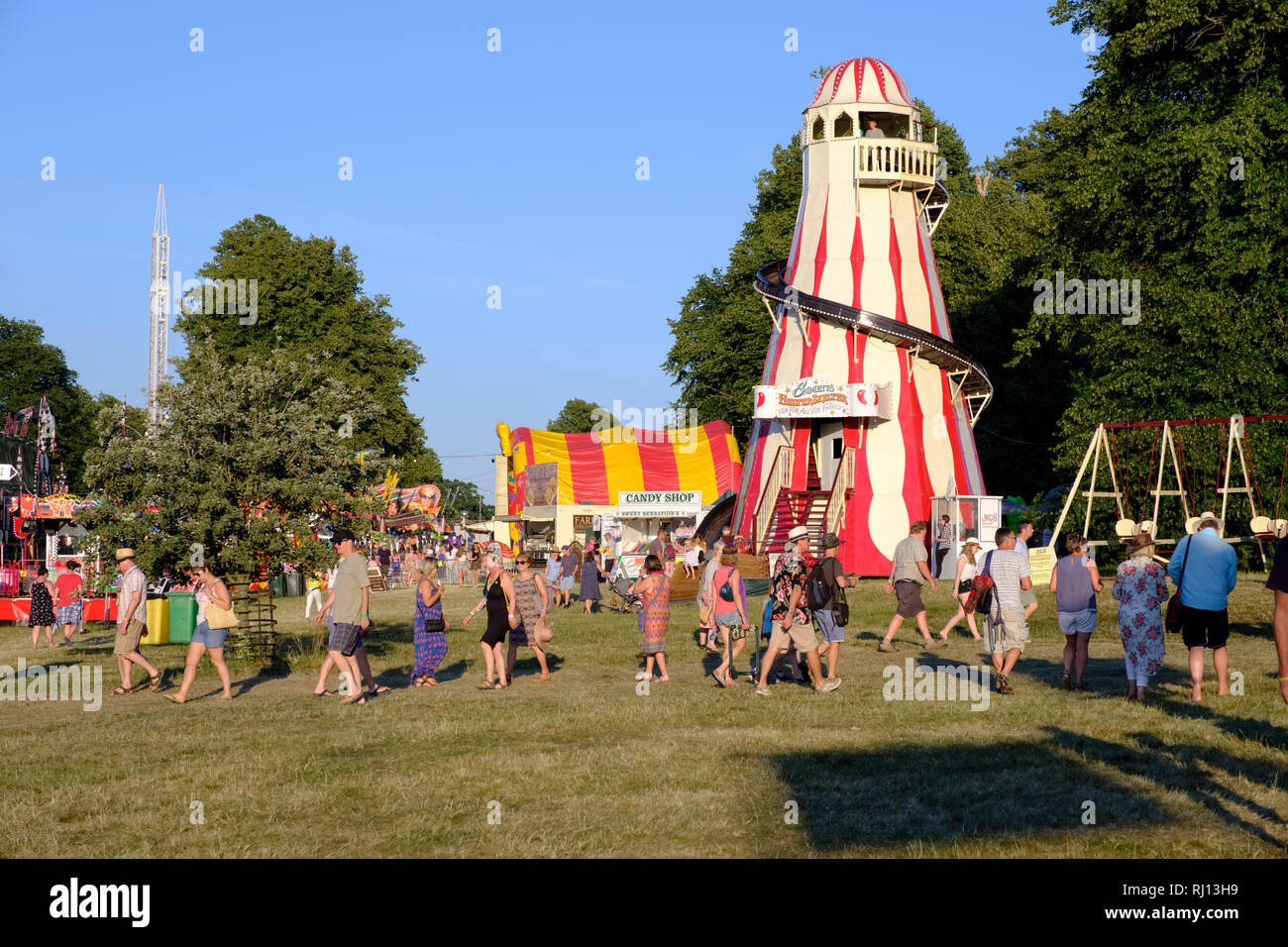 Traditionelle hölzerne Helter Skelter, Messegelände Fahrgeschäft auf Cornbury Music Festival, Großbritannien Stockfoto