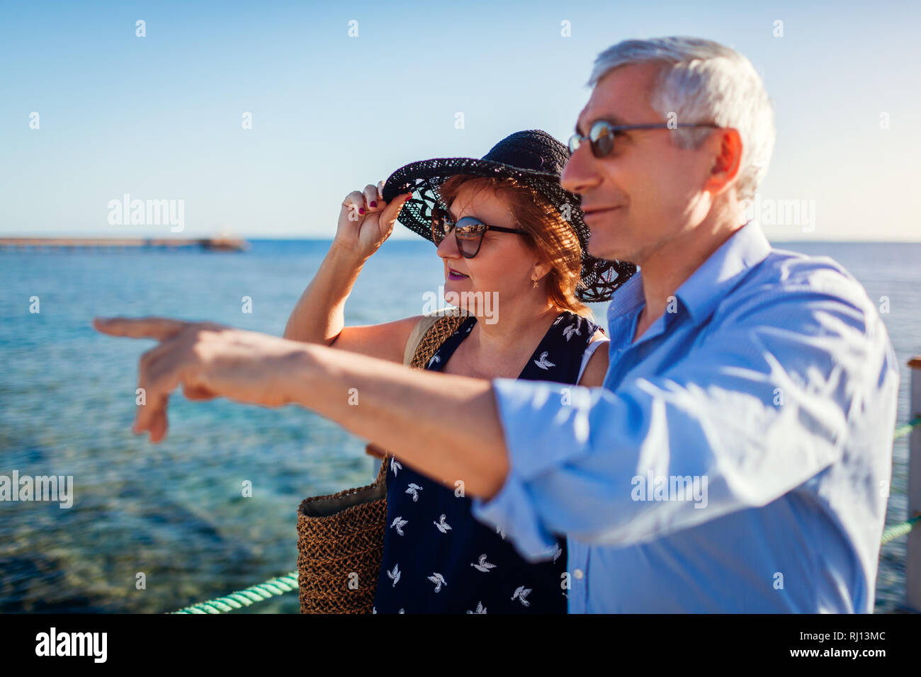 Senior Paar auf Pier durch das Rote Meer. Leute genießen Urlaub. Valentinstag Stockfoto