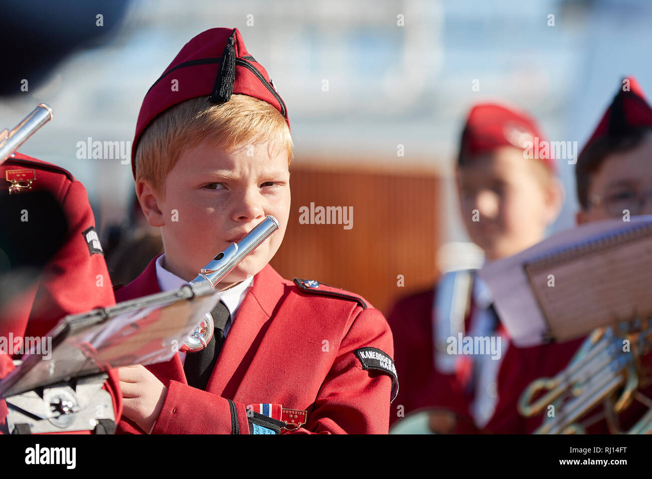 Kind, das auf der Flöte, Harstad School Band (Kanebogen Skolekorps) Spielen auf dem Deck Der MS Trollfjord, Wie Es fährt Risøyhamn, Andoya, Norwegen Stockfoto