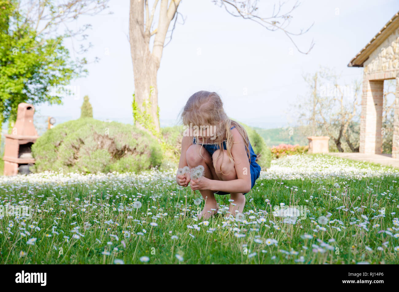 Adorable kleine Kind in floralen Wiese in der Toskana Stockfoto