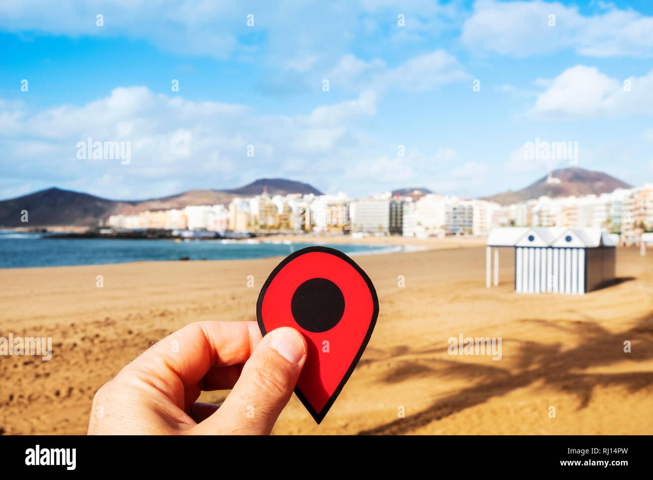Nahaufnahme der Hand eines jungen kaukasischen Mann mit einem roten Marker an der Playa del Ingles, Maspalomas, Gran Canaria, Spanien Stockfoto