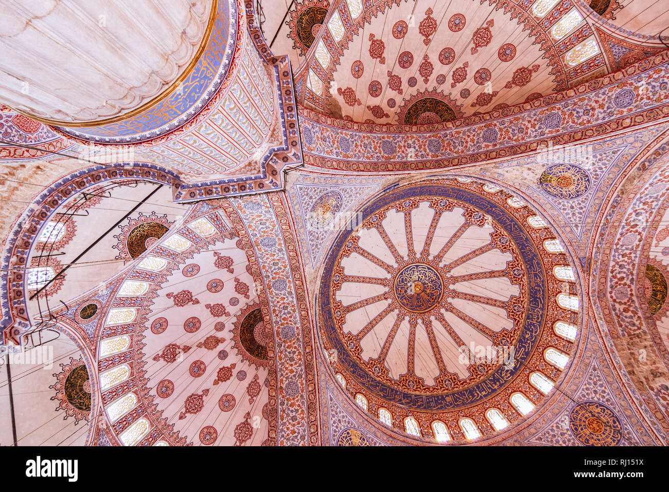 Istanbul, Türkei: Interor Blick auf die Kuppel und Deckengestaltung auf die Blaue Moschee oder Sultan Ahmed Moschee wurde zwischen 1609 und 1616 gebaut. Stockfoto