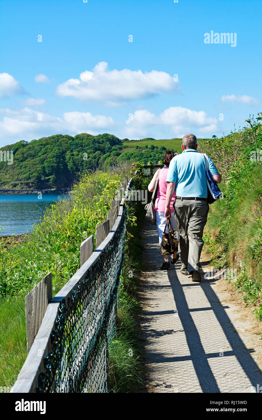 Zwei Menschen zu Fuß der südwestlichen Küste in der Nähe von Falmouth in Cornwall, England, Großbritannien, Großbritannien. Stockfoto