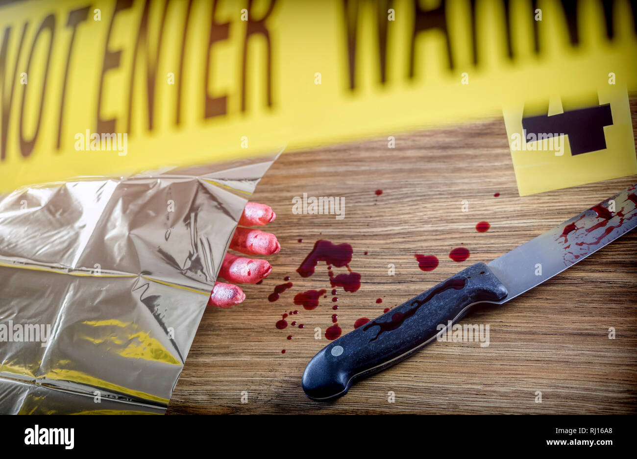 Mordszene für das Schneiden von Waffe, blutige Hand zusammen mit einem Messer mit Blut, konzeptionelle Bild Stockfoto
