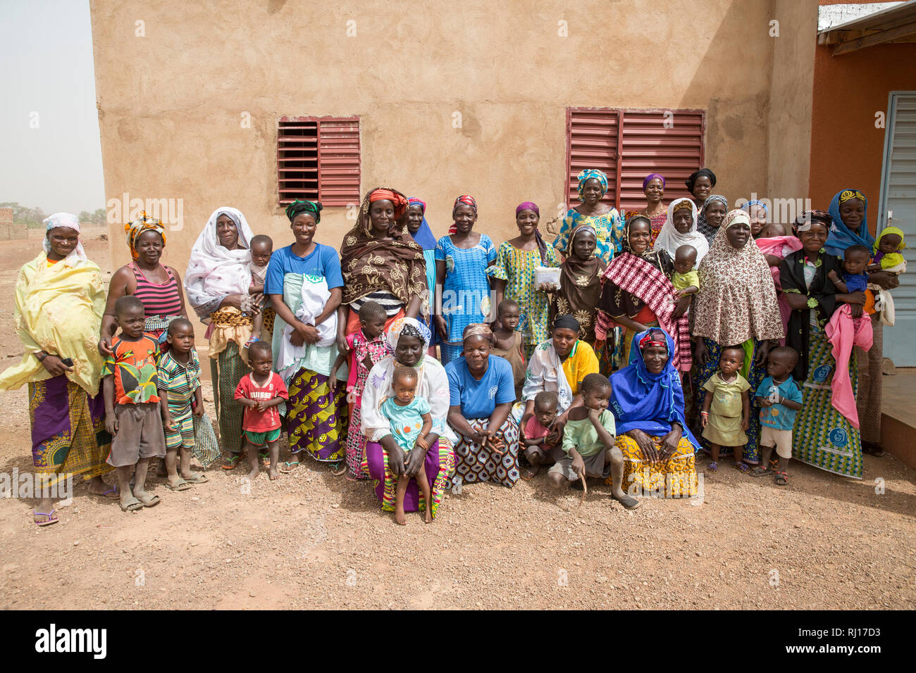 La-toden Dorf, yako Provinz, Burkina Faso. Von den Frauen, die einen nahrhaften Brei Mehl mix Zutaten gehören cowpeas, Erdnüsse, Zucker, Soja, iodene Salz, Mineralstoffe und Vitamine, die Sie herstellen und verkaufen, wenn es eine Nachfrage. Stockfoto