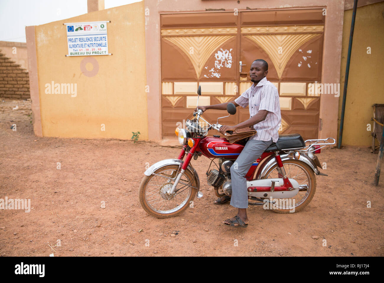 Yako, Burkina Faso, eine Regierung Gesundheit Arbeiter macht den Besuch einer lokalen NGO auf seinem Motorrad. Stockfoto