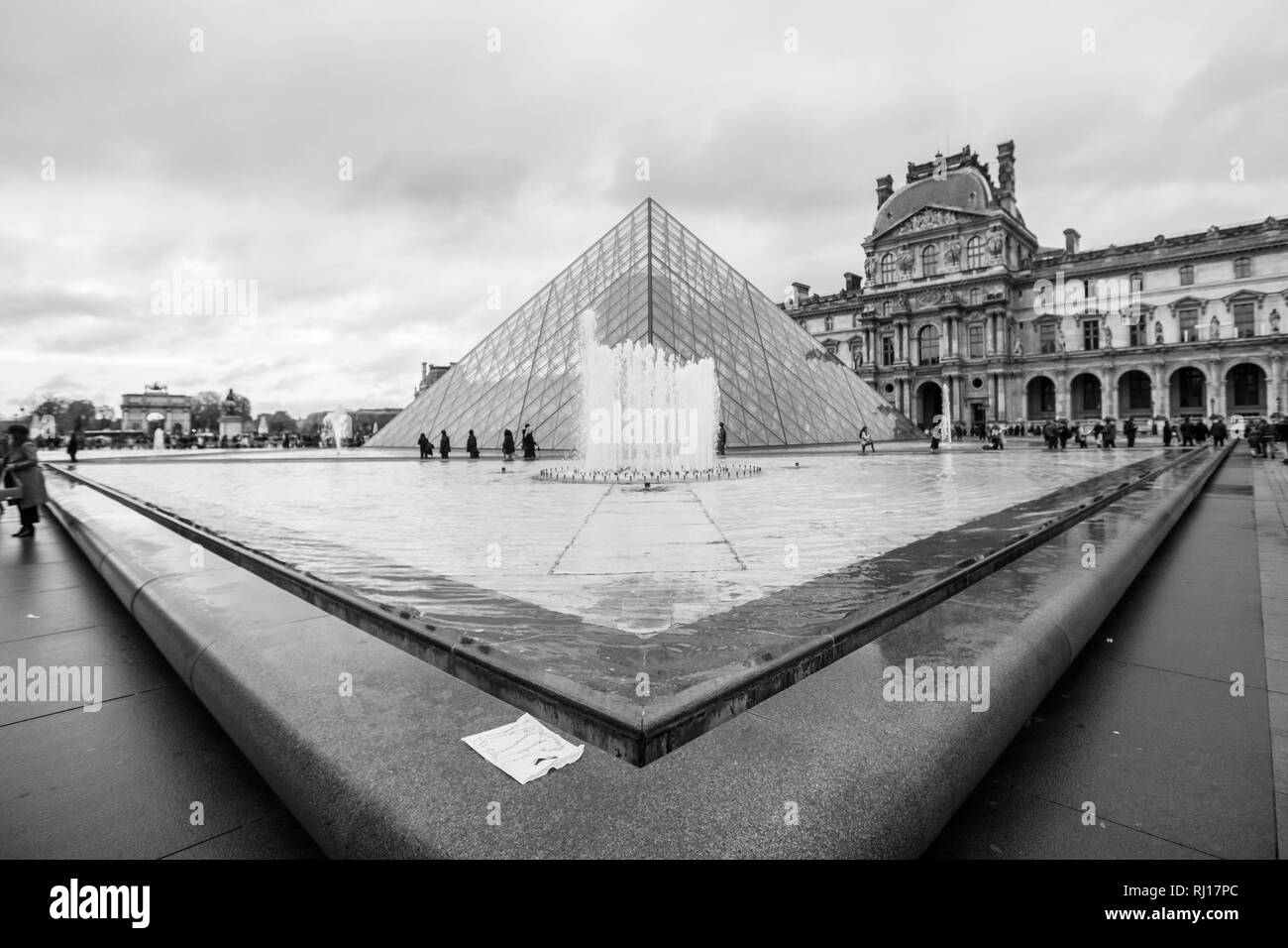 Paris (Frankreich) - Blick auf den Louvre und Pyramide in eine Winter- und Regentag Stockfoto