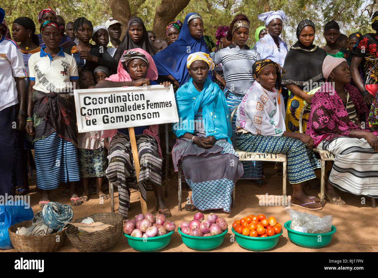 Kisi Stadt, Burkina Faso; die Menschen sammeln und wird auf den Internationalen Frauentag, ein nationaler Feiertag. Stockfoto