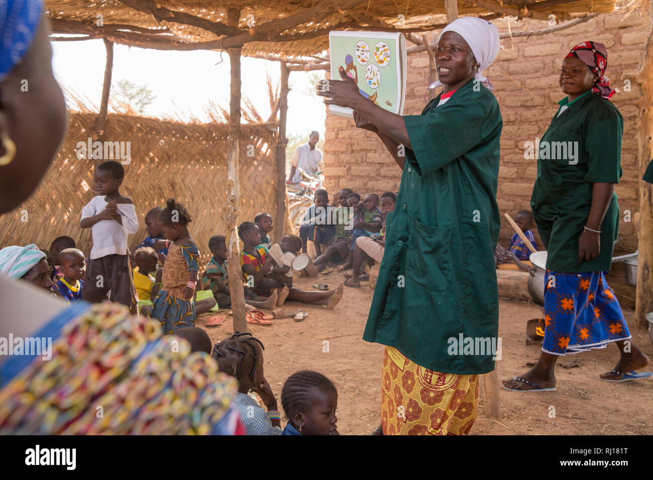 Samba Dorf, yako Provinz, Burkina Faso. CVN Demonstration von Haferbrei und Sensibilisierung für Mütter mit Kind Ernährung fragen. Stockfoto