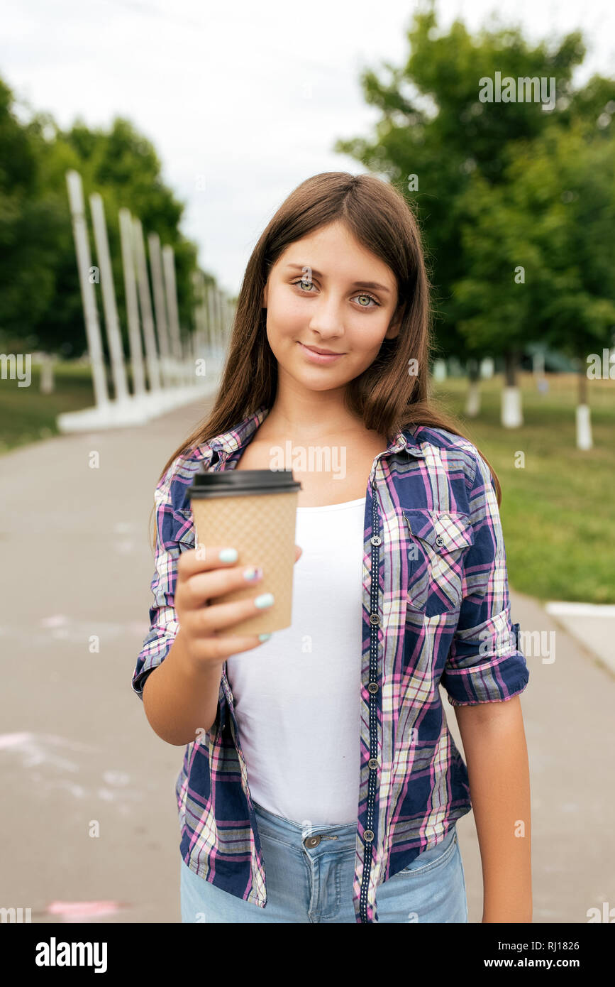 Schone Madchen Teenager 11 12 Jahre Alt Im Sommer City Park Stehen Glucklich Lachelt Halt Ihre Hand Bei Einer Tasse Kaffee Oder Tee Konzept Eines Angebots Stockfotografie Alamy