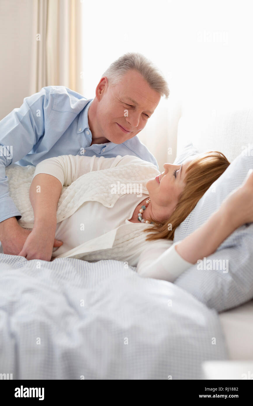 Reifes Paar im Bett zu Hause liegen Stockfoto