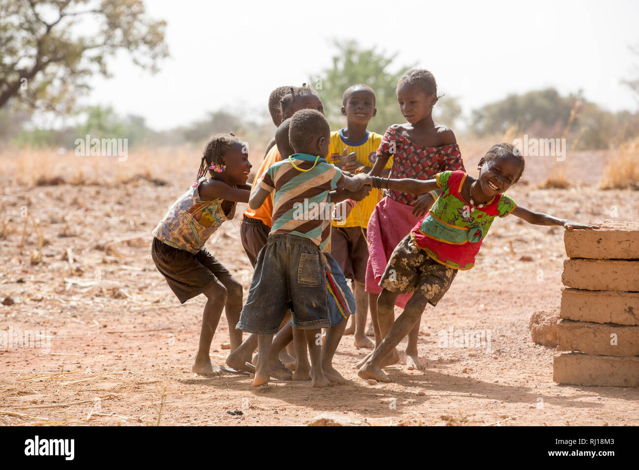 Samba Dorf, yako Provinz, Burkina Faso; Kinder spielen zusammen. Stockfoto
