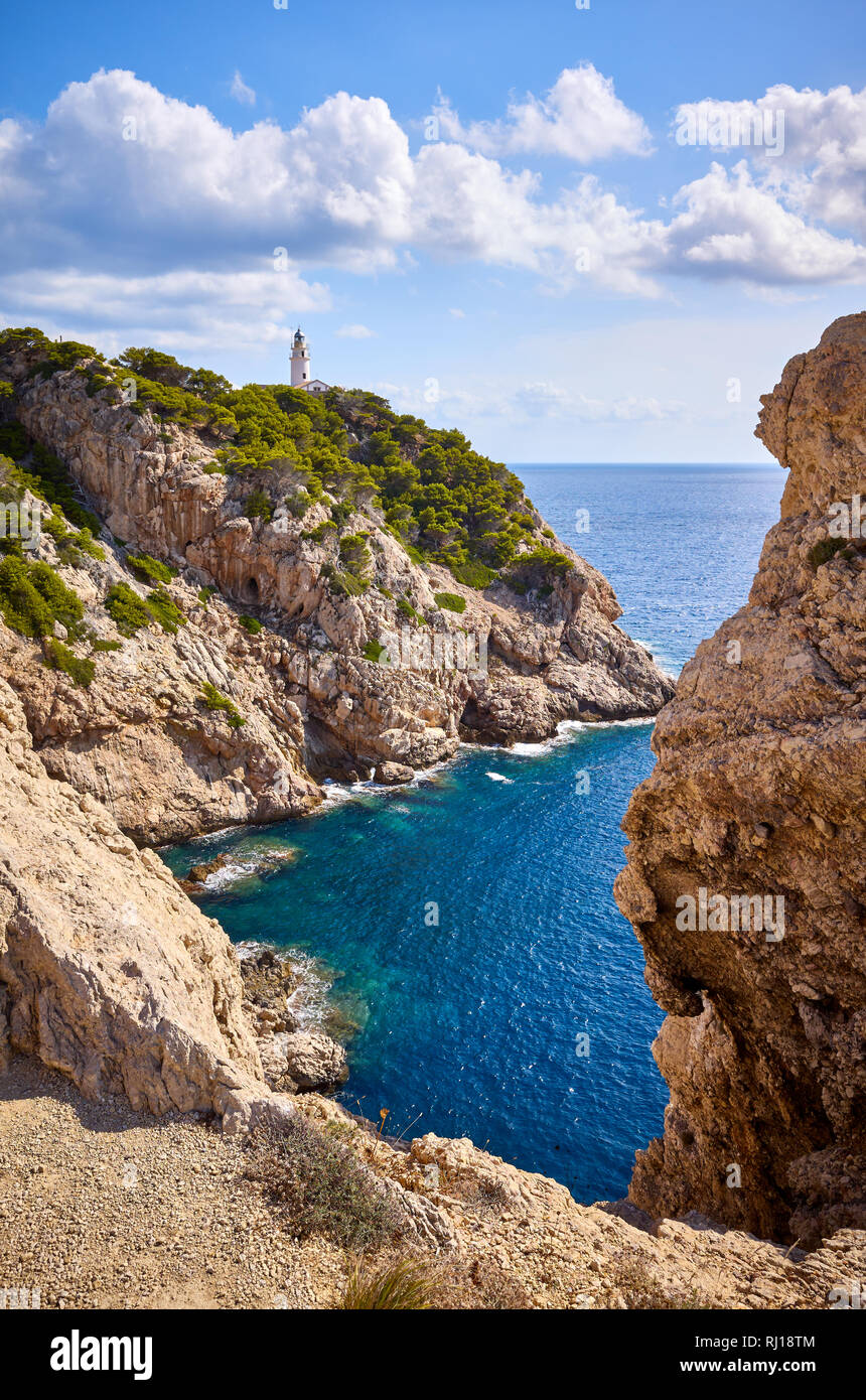 Malerische Bucht mit Leuchtturm in der Nähe von Capdepera, Mallorca, Spanien. Stockfoto