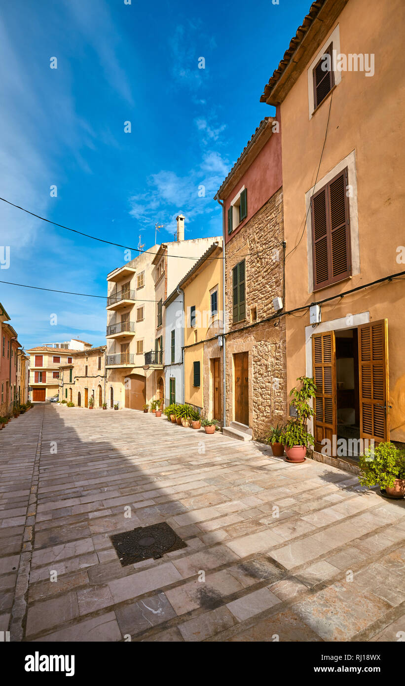 Leere Straße in der Altstadt von Alcudia, Mallorca, Spanien. Stockfoto