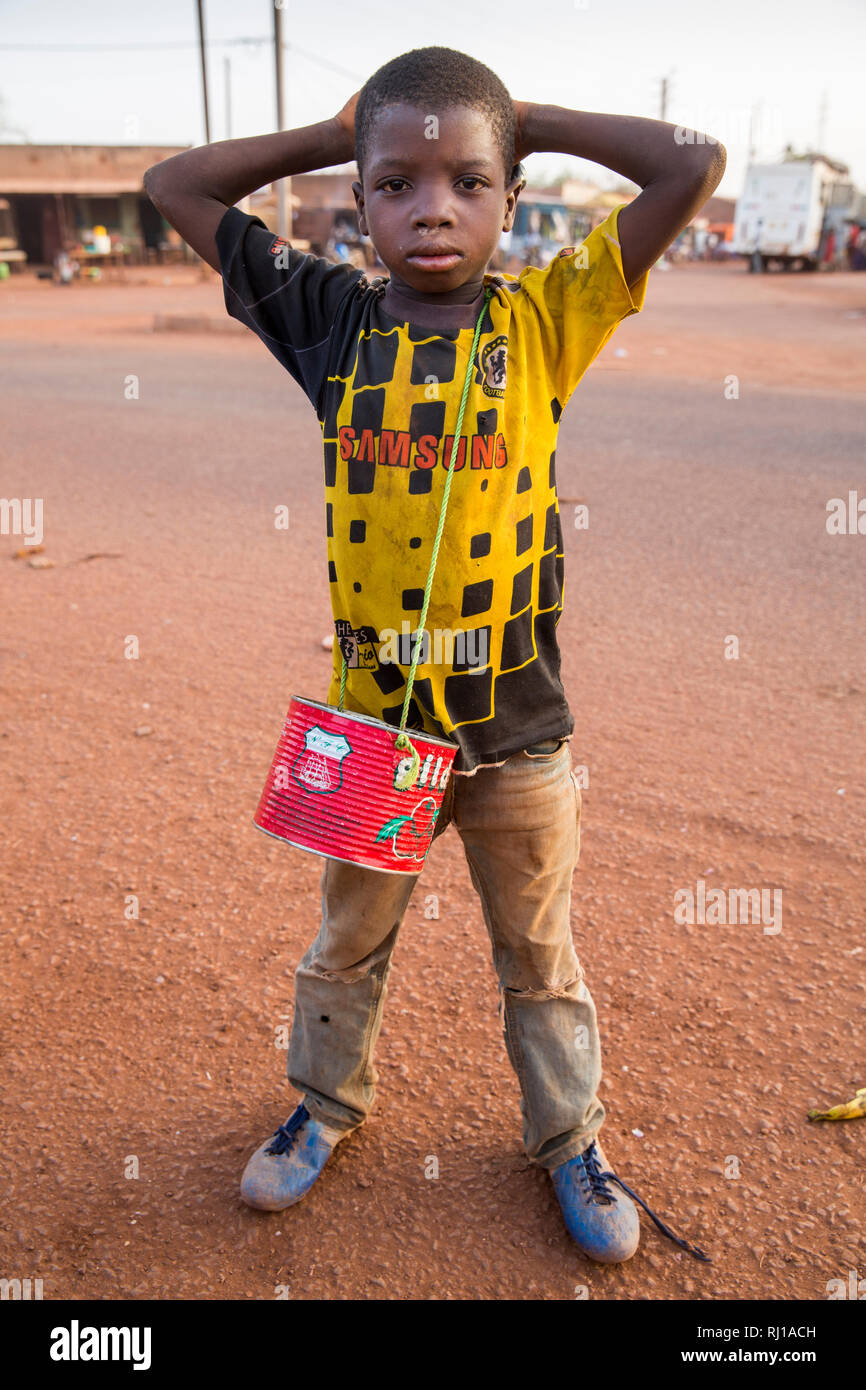 Yako, Burkina Faso; Junge mit betteln Zinn. Stockfoto