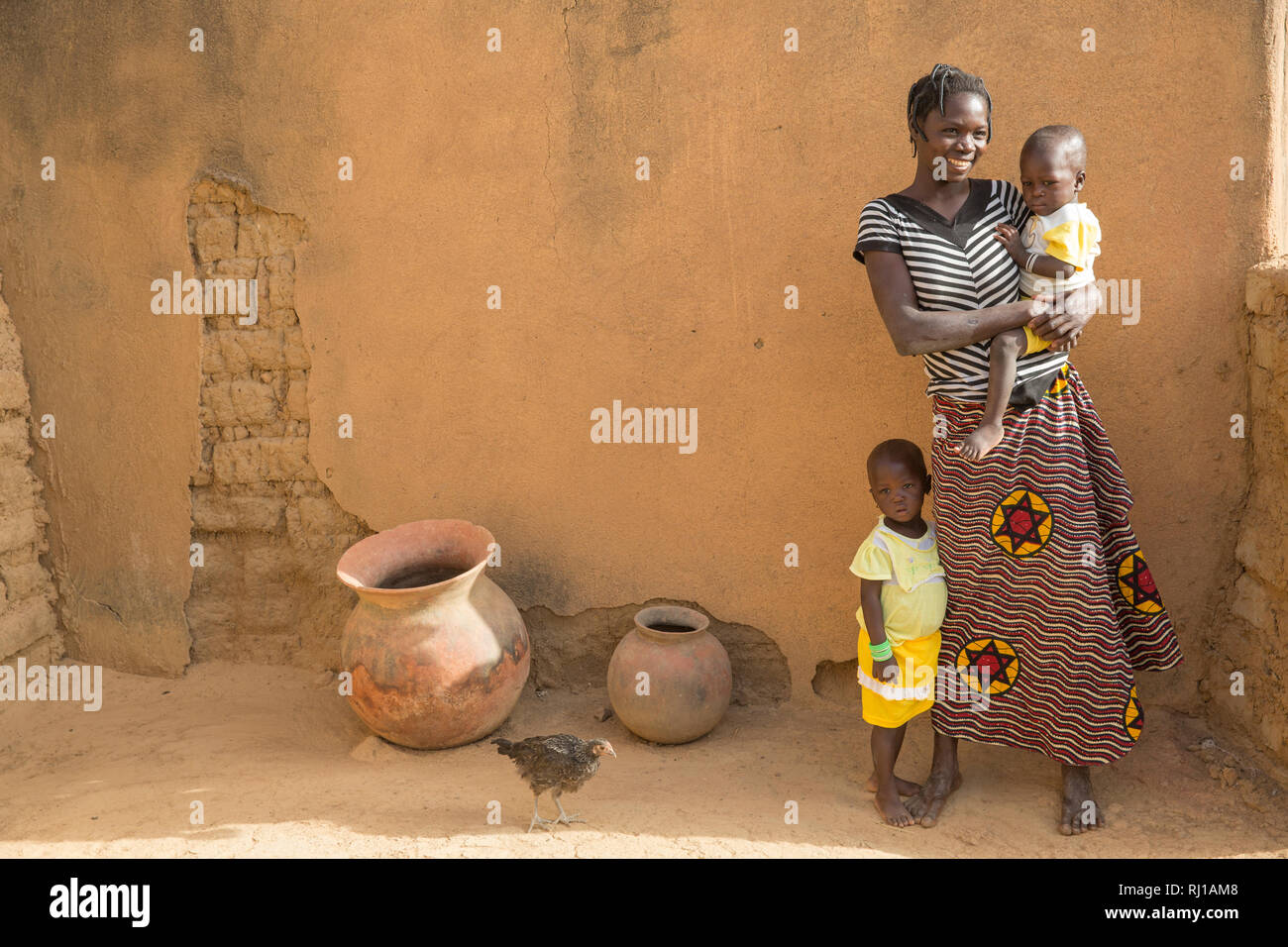Samba Dorf, yako Provinz, Burkina Faso: Mamounata Kologo, 28, mit ihren Zwillingen und Abdmounourou Samiratou Zoundi, 20 Monate alt. Stockfoto