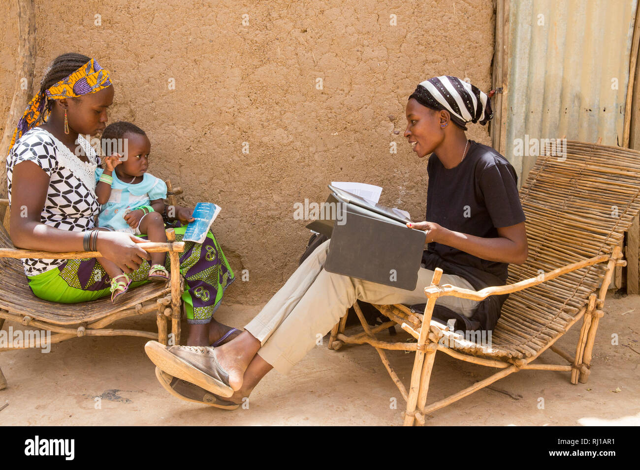 Baribsi Dorf, yako Provinz, Burkina Faso; Sally Belem, 32, führt eine Umfrage in Kind Ernährung Interviews ein Teenager Mutter. Stockfoto