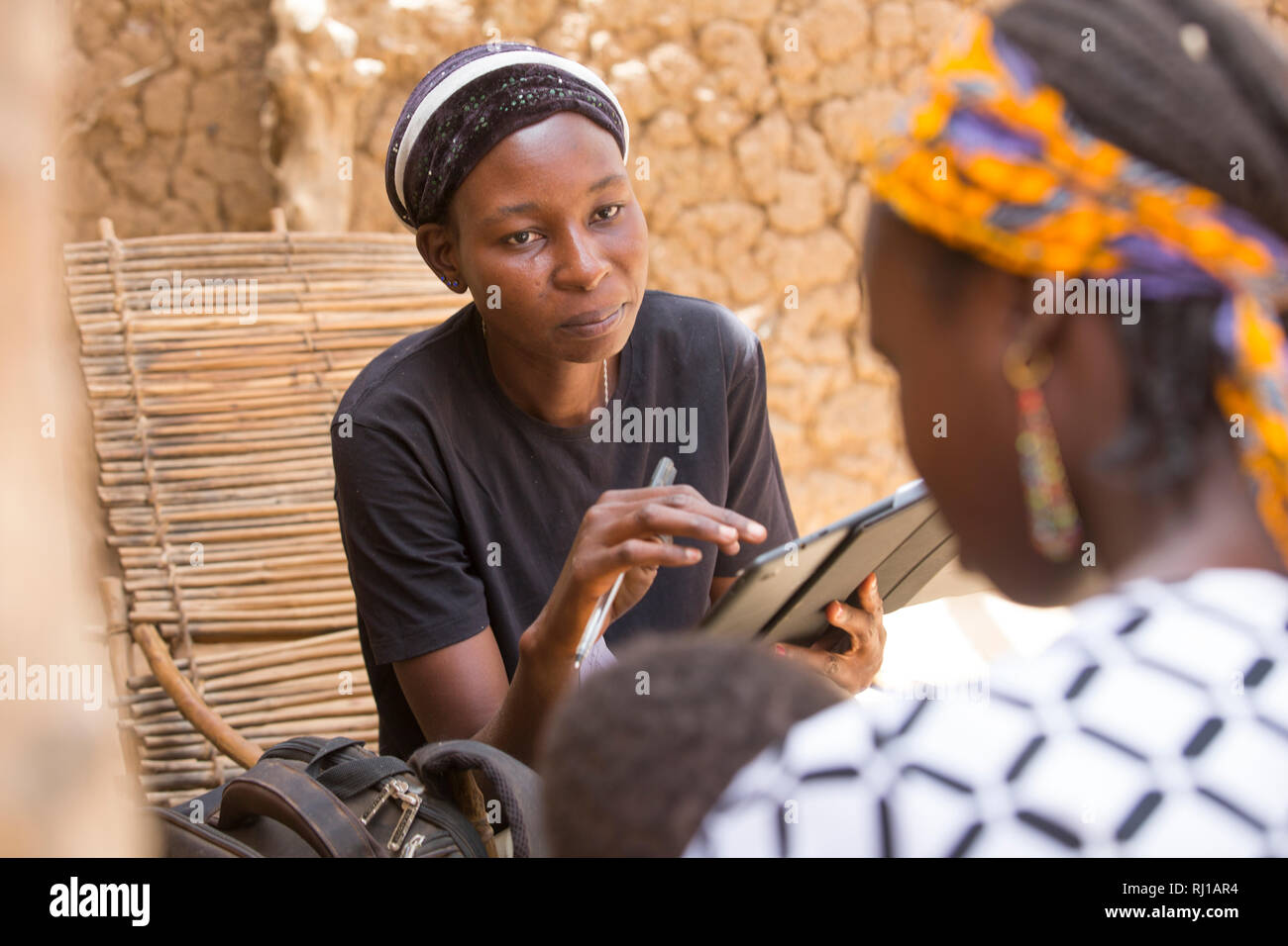 Baribsi Dorf, yako Provinz, Burkina Faso; Sally Belem, 32, führt eine Umfrage in Kind Ernährung Interviews ein Teenager Mutter. Stockfoto