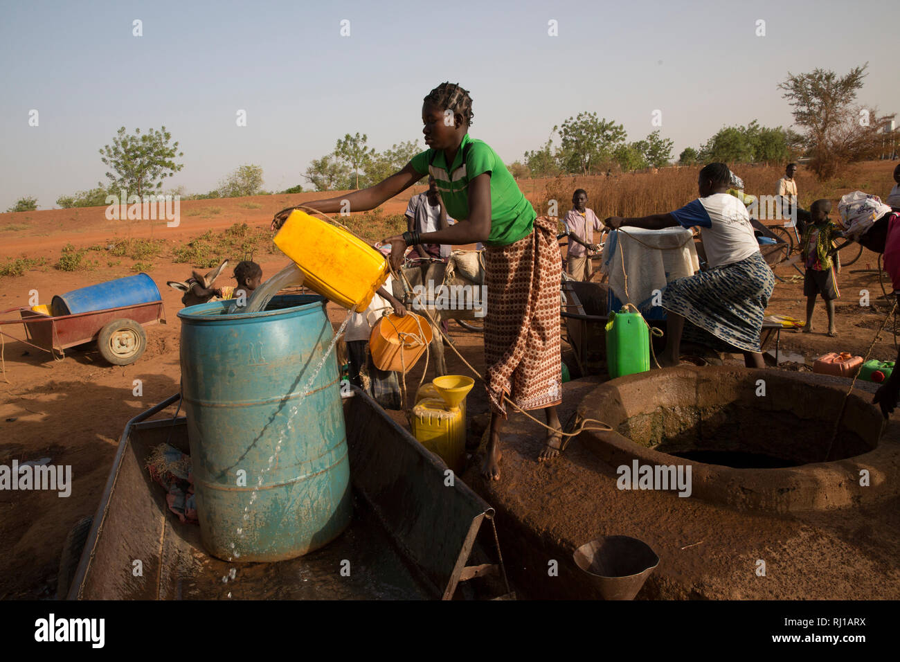 Samba Dorf, yako Provinz, Burkina Faso: Abzetta Sondo, 19, holt Wasser für Ihren Haushalt. Stockfoto
