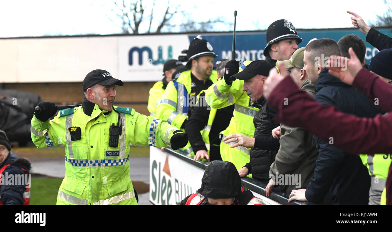 Britische Polizisten mit Schlagstöcken gezeichnet Polizeiarbeit Fußballspiel während Masse Störung DE Stockfoto