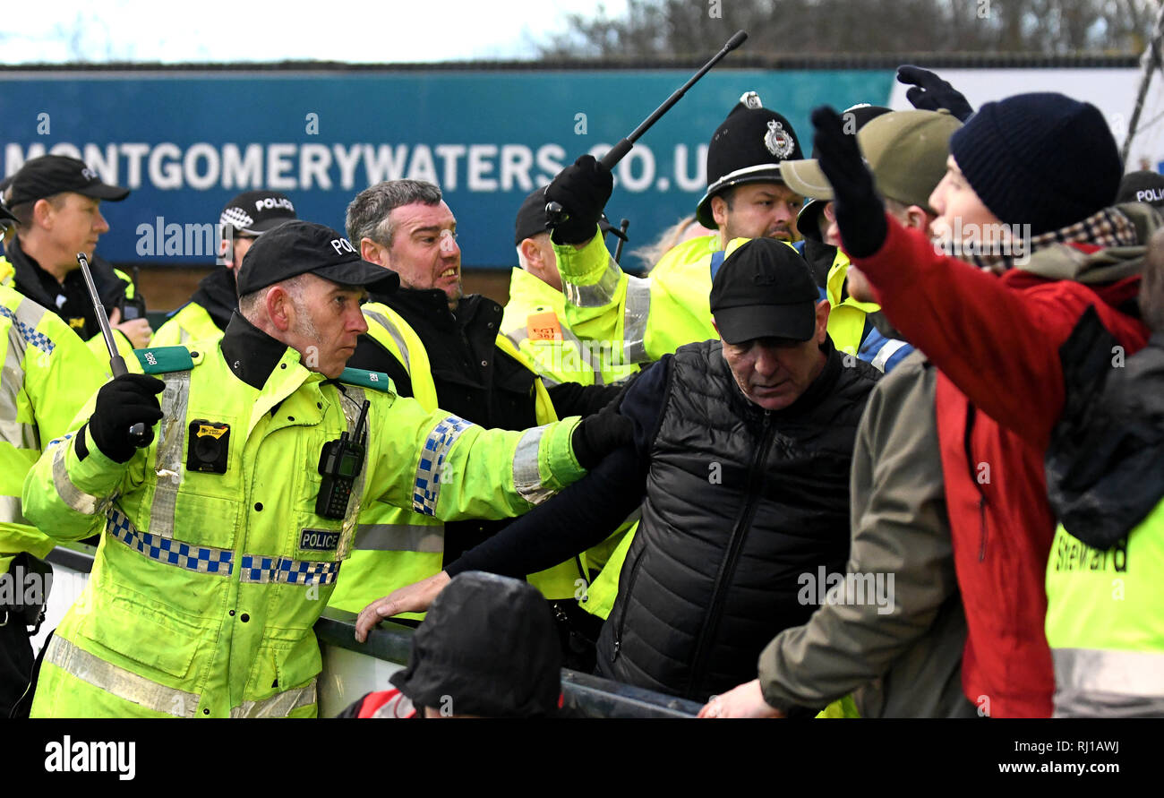 Britische Polizisten mit Schlagstöcken gezeichnet Polizeiarbeit Fußballspiel während Masse Störung DE Stockfoto