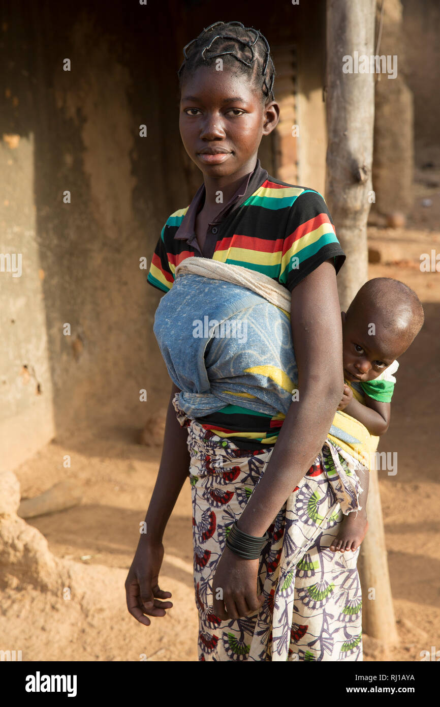 Samba Dorf, yako Provinz, Burkina Faso: Abzetta Sondo, 19, und ihr Kind Noel Nougtara, 15 Monate. Das Baby leidet an akuter Unterernährung Stockfoto