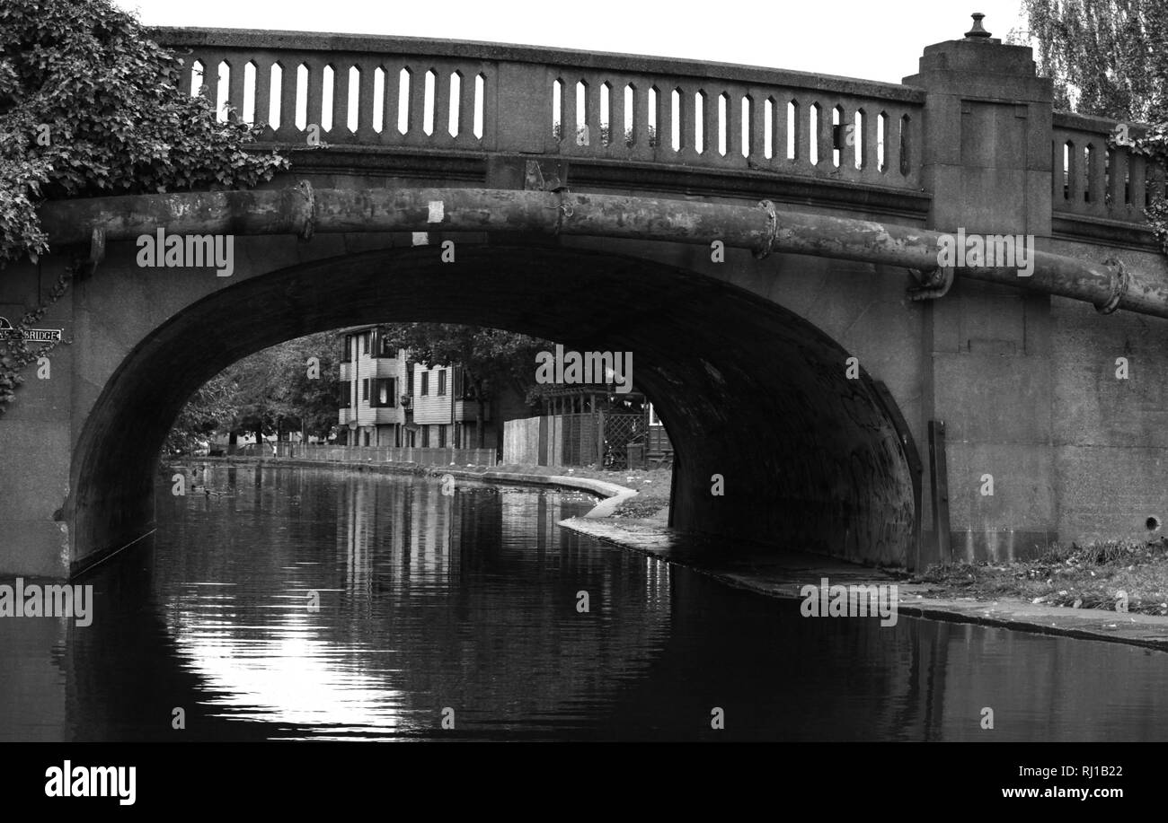 Gewölbte Brücke über den Kanal Stockfoto