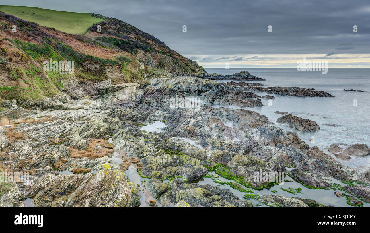 Ein Panoramablick von der Regel robuste dramatische Küstenlinie auf einen ruhigen Winter Tag nur zwischen Polperro und Lansallos auf der Süd-Ost-Küste von Cornwall, UK. Stockfoto