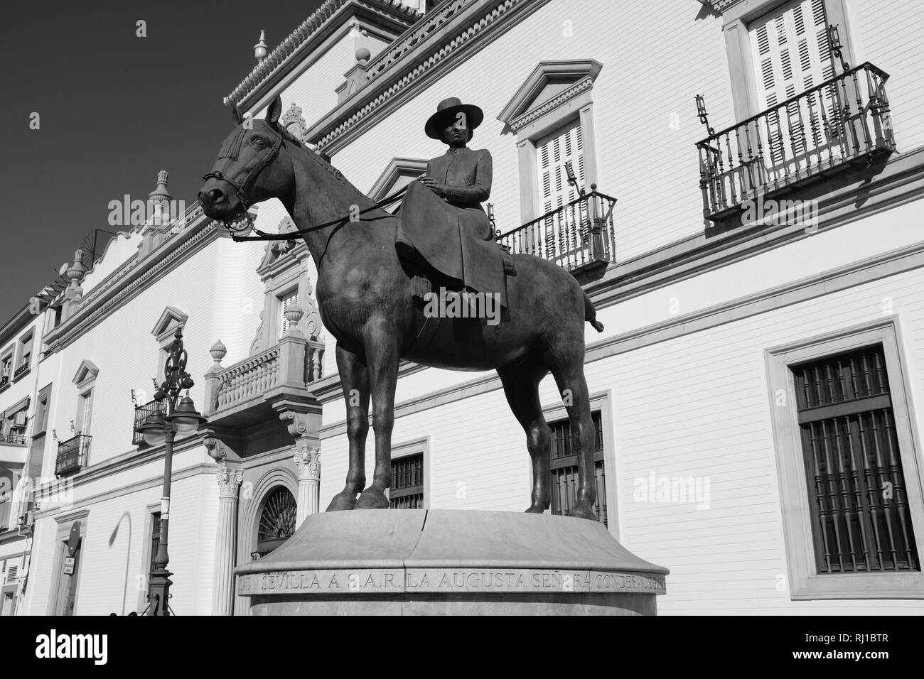 Statue von Condesa De Barcelona auf Pferd zurück Plaza de Toros Sevilla Spanien Stockfoto