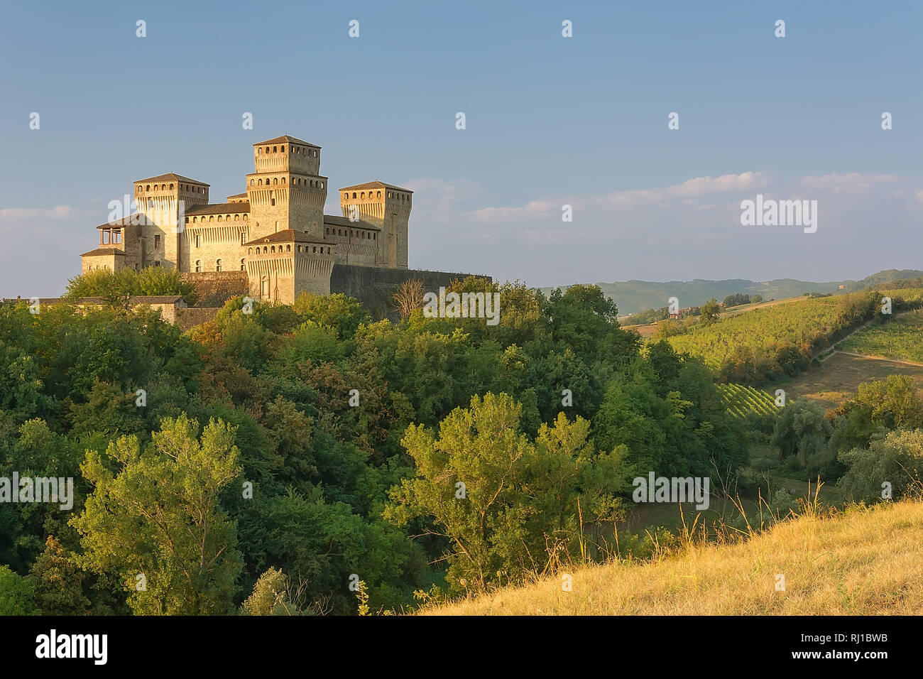 schloss-von-torrechiara-fotos-und-bildmaterial-in-hoher-aufl-sung-alamy