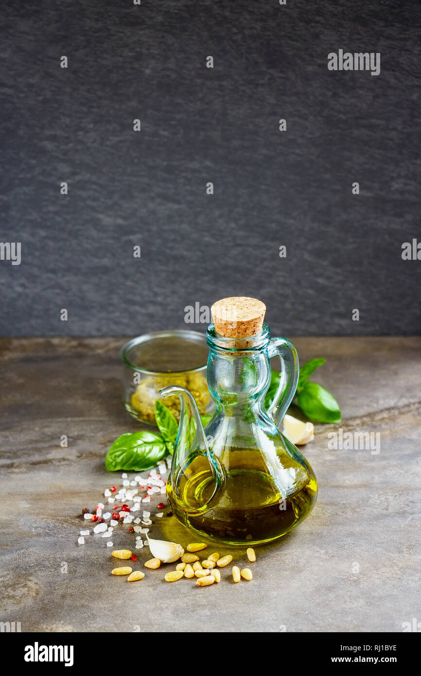 Pesto Zutaten auf vintage Hintergrund Stockfoto